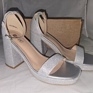 Indifu Size 9.5 Silver Block Heel Sandals EUC Glittery